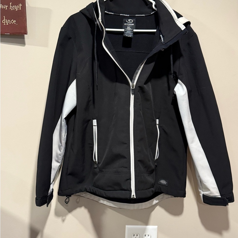 Dickies Storm Black and White Jacket, youth XL 16-18, excellent condition